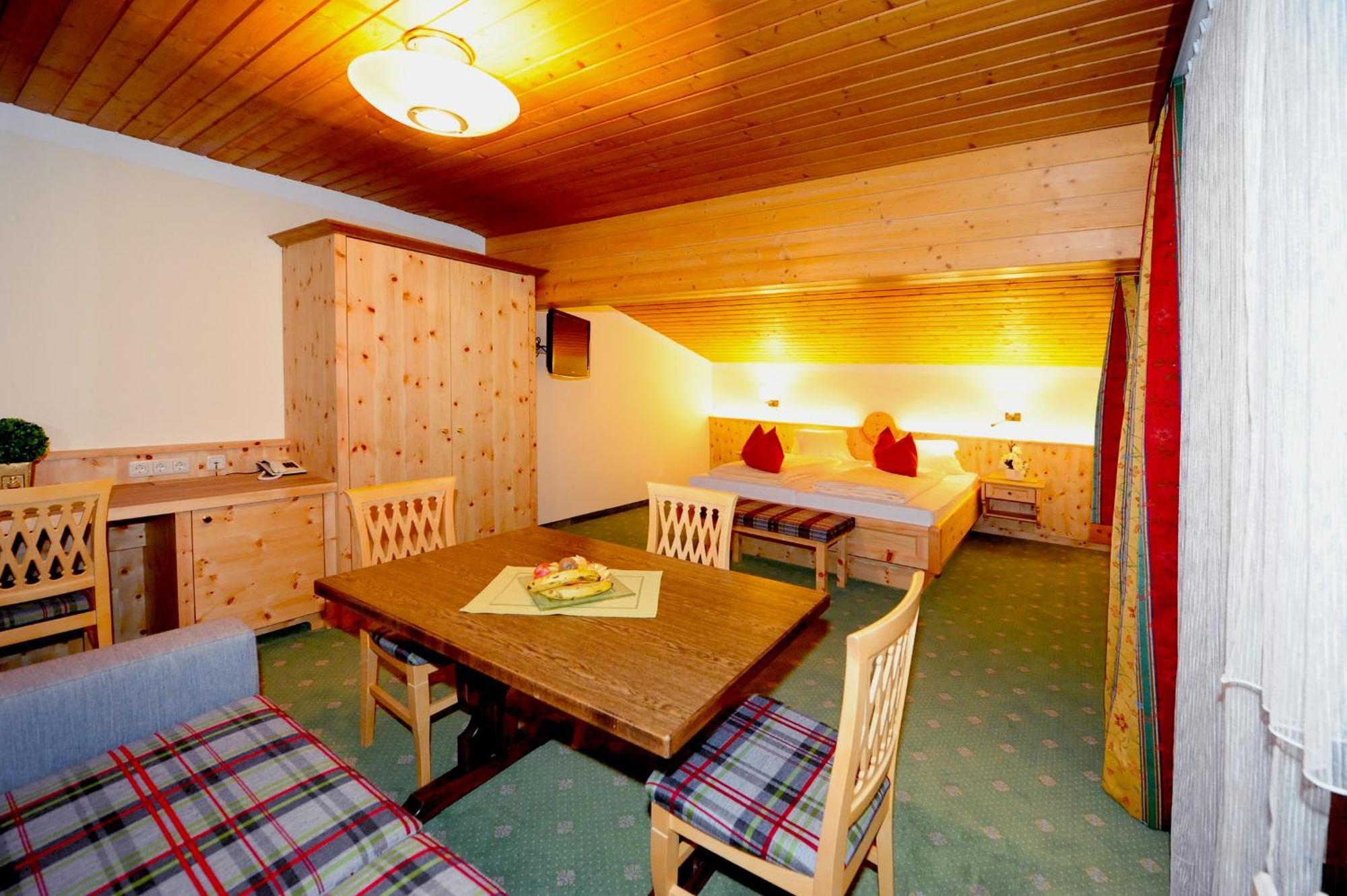 Ski in Ski out Hotel Unterellmau Saalbach-Hinterglemm Rom bilde